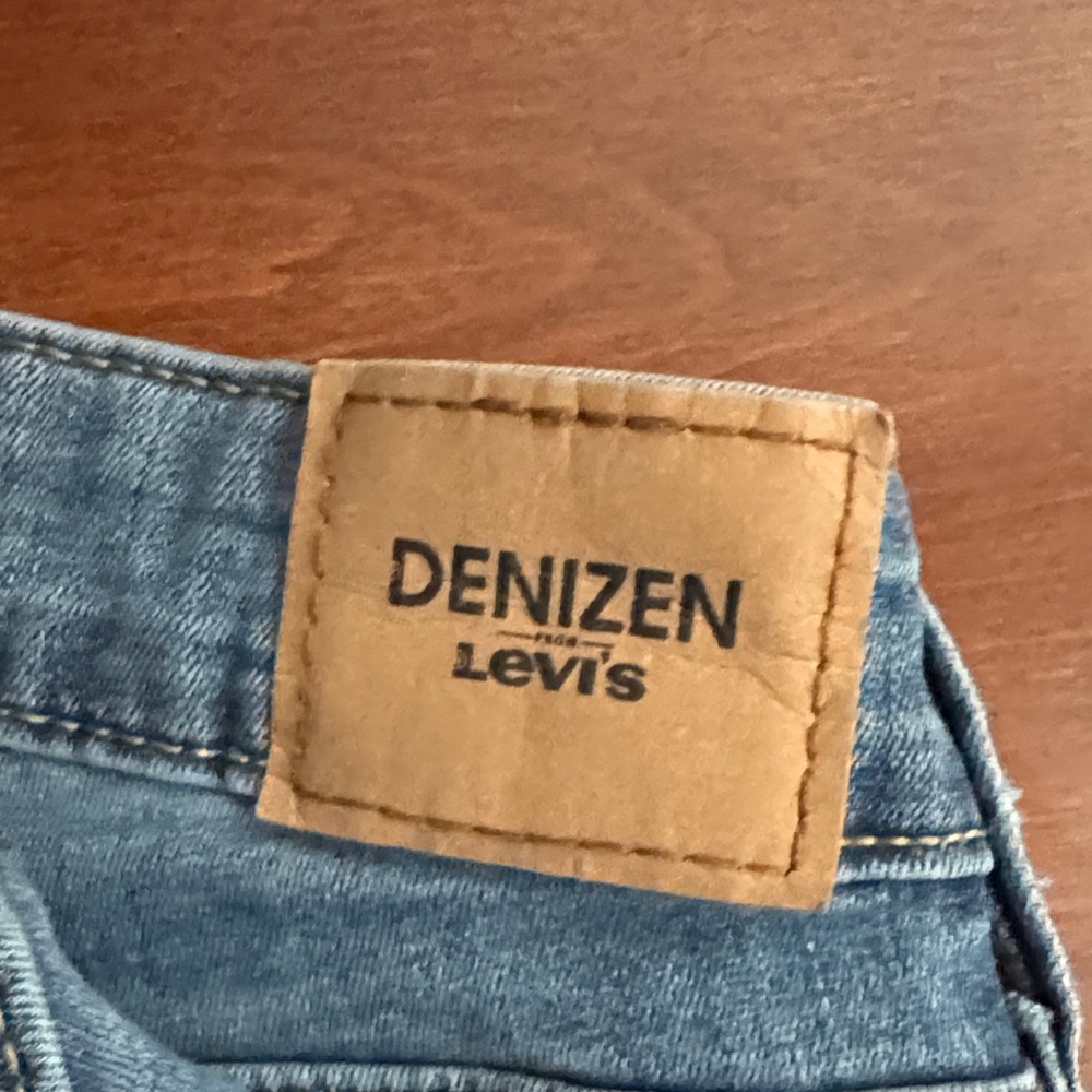 Levi’s High-Rise Skinny Jeans in Light Blue Wash - Picture 3 of 3